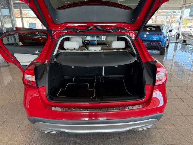 Mercedes-Benz GLA Vehicle Full-screen Gallery Image 21