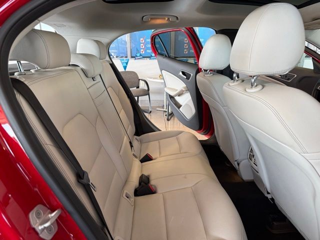 Mercedes-Benz GLA Vehicle Full-screen Gallery Image 22