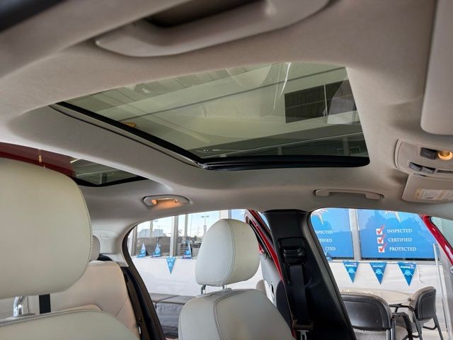 Mercedes-Benz GLA Vehicle Full-screen Gallery Image 23