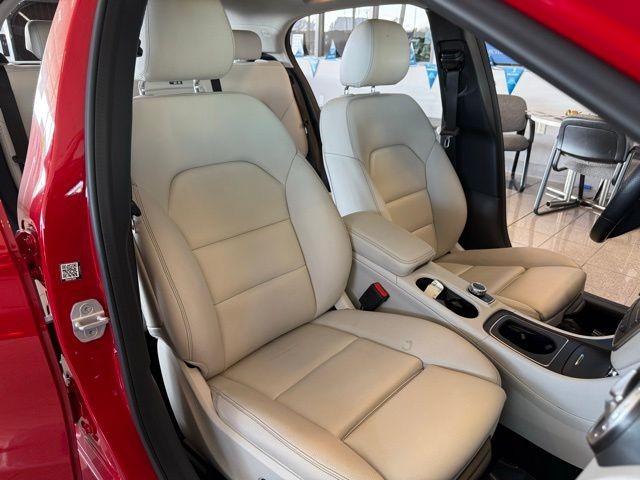 Mercedes-Benz GLA Vehicle Full-screen Gallery Image 24