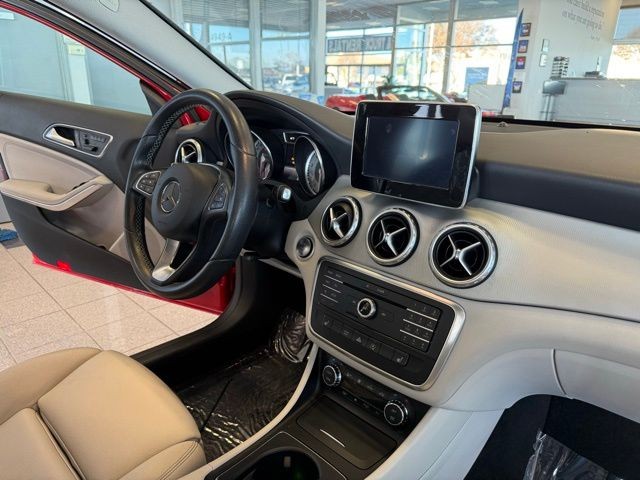 Mercedes-Benz GLA Vehicle Full-screen Gallery Image 25
