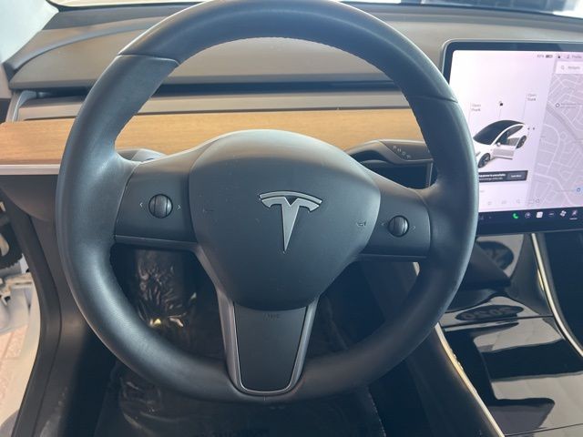 Tesla Model 3 Vehicle Full-screen Gallery Image 19
