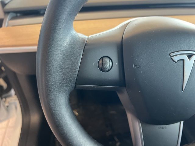 Tesla Model 3 Vehicle Full-screen Gallery Image 20