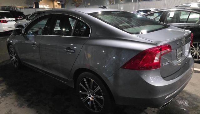 Volvo S60 Vehicle Full-screen Gallery Image 02