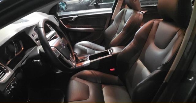 Volvo S60 Vehicle Full-screen Gallery Image 03