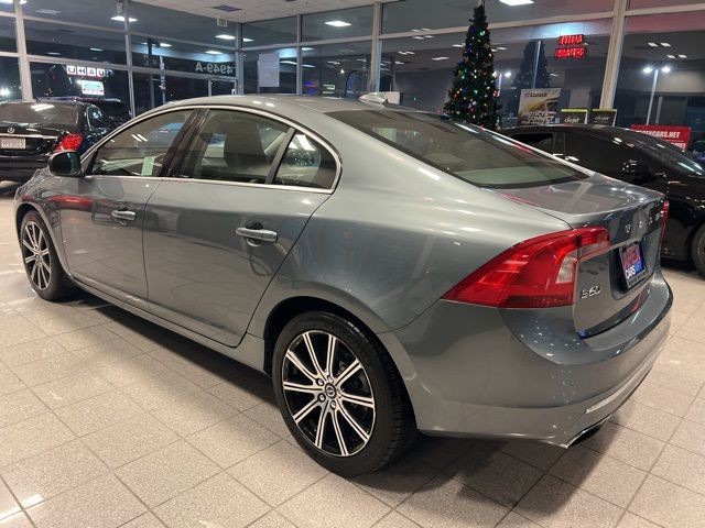 Volvo S60 Vehicle Full-screen Gallery Image 12