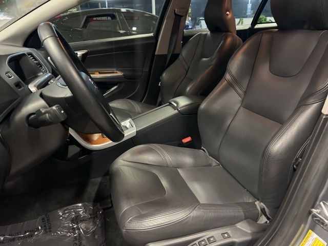 Volvo S60 Vehicle Full-screen Gallery Image 17