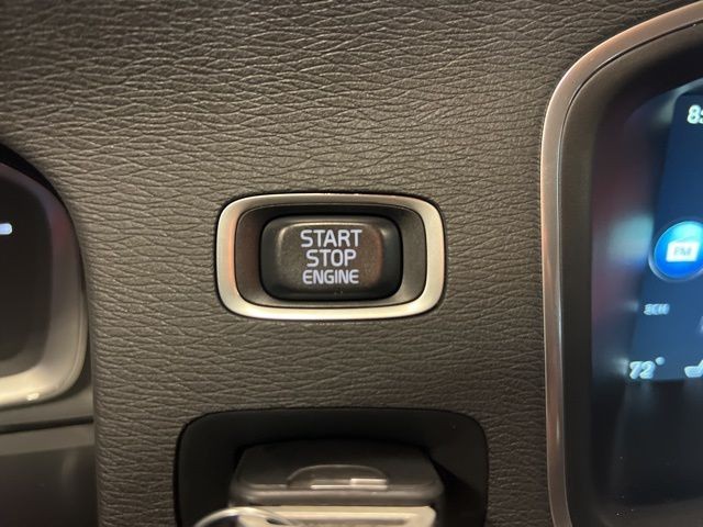 Volvo S60 Vehicle Full-screen Gallery Image 24