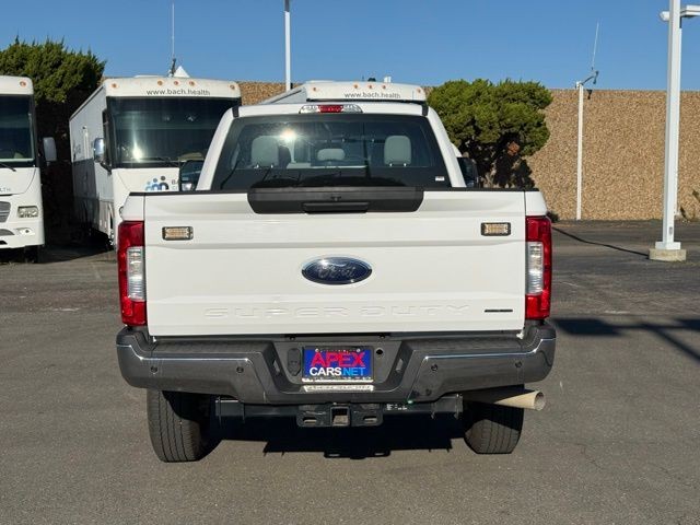 Ford Super Duty F-350 SRW Vehicle Full-screen Gallery Image 04