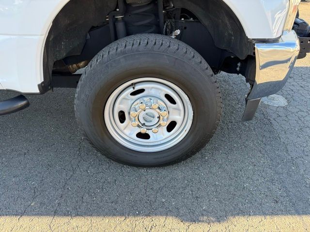 Ford Super Duty F-350 SRW Vehicle Full-screen Gallery Image 12