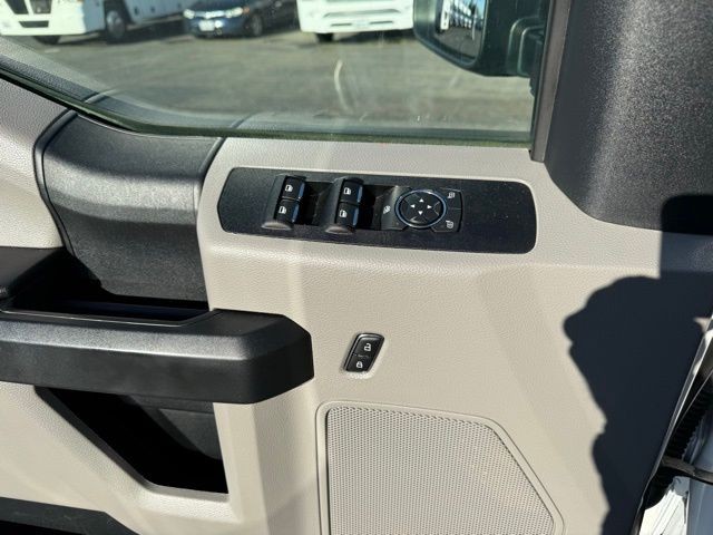 Ford Super Duty F-350 SRW Vehicle Full-screen Gallery Image 20