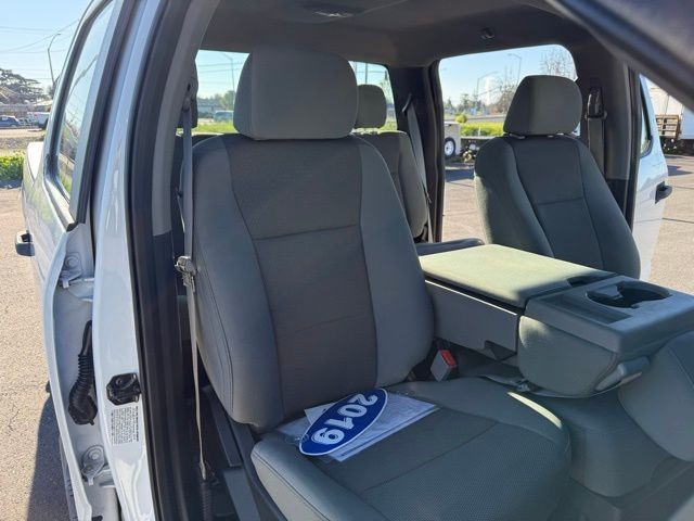 Ford Super Duty F-350 SRW Vehicle Full-screen Gallery Image 26