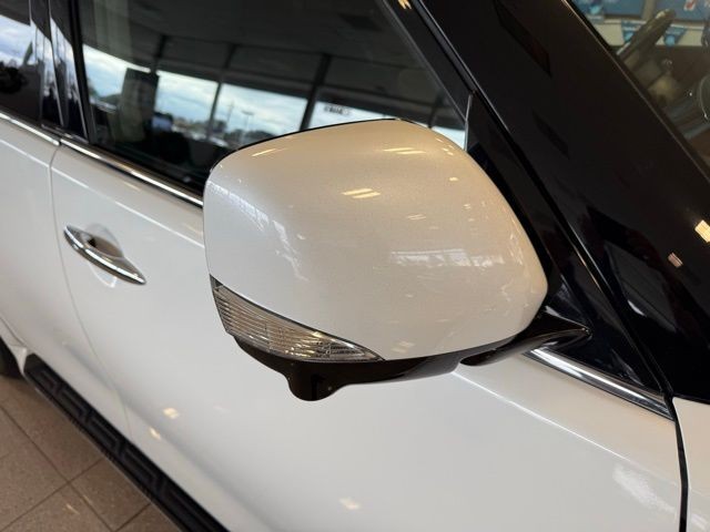 INFINITI QX80 Vehicle Full-screen Gallery Image 11