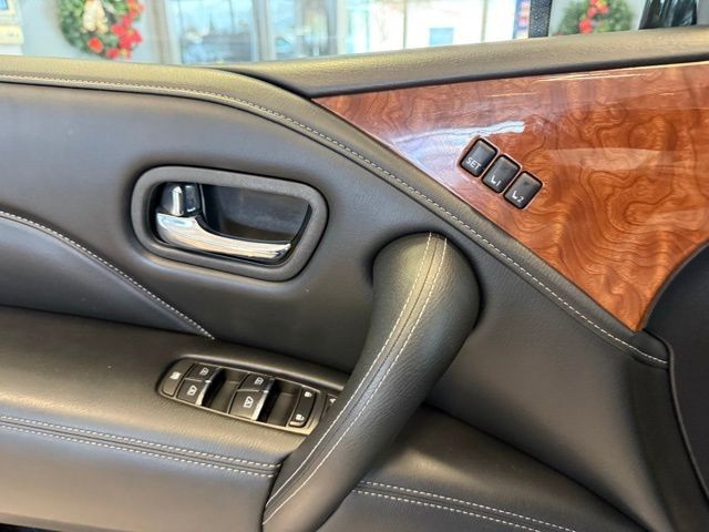 INFINITI QX80 Vehicle Full-screen Gallery Image 21