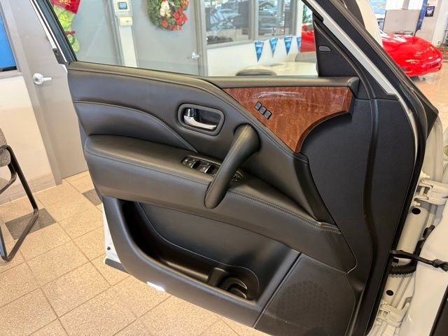 INFINITI QX80 Vehicle Full-screen Gallery Image 22