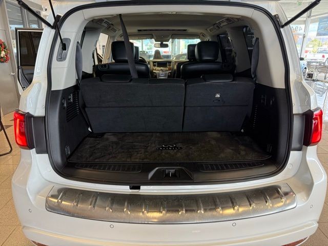INFINITI QX80 Vehicle Full-screen Gallery Image 24