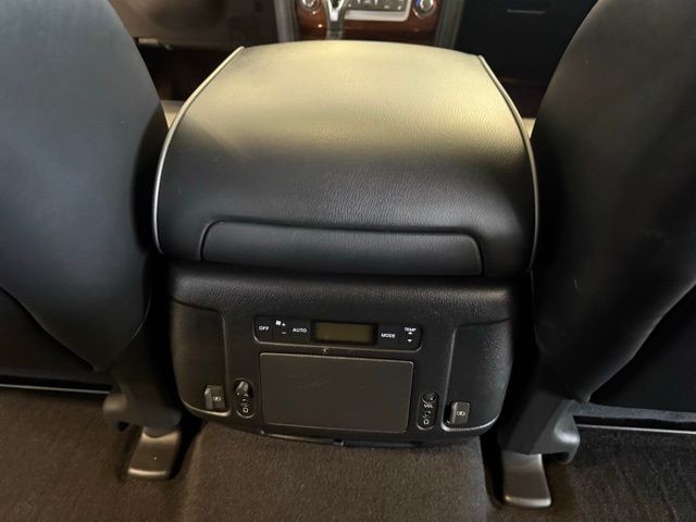 INFINITI QX80 Vehicle Full-screen Gallery Image 27