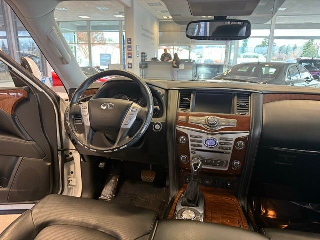 INFINITI QX80 Vehicle Full-screen Gallery Image 28