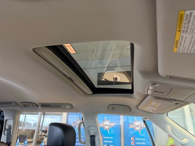 INFINITI QX80 Vehicle Full-screen Gallery Image 30