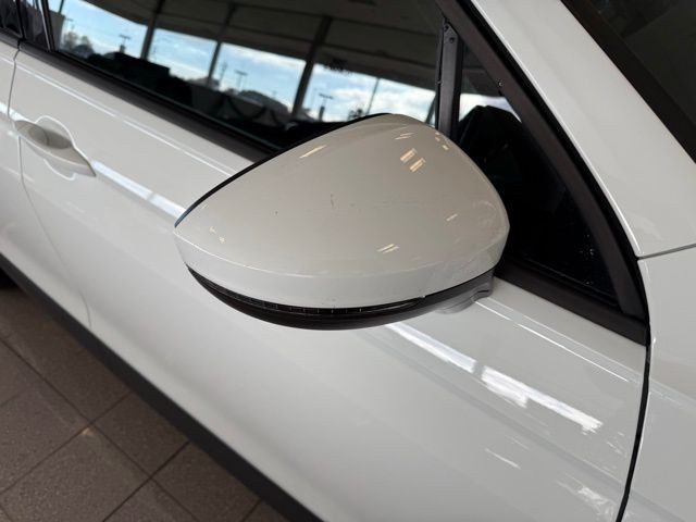 Volkswagen Tiguan Vehicle Full-screen Gallery Image 11