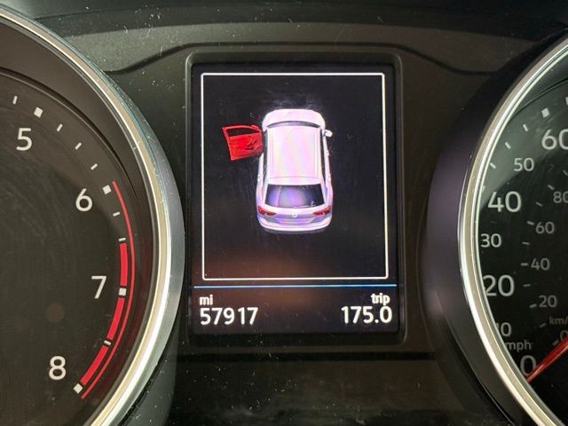 Volkswagen Tiguan Vehicle Full-screen Gallery Image 12