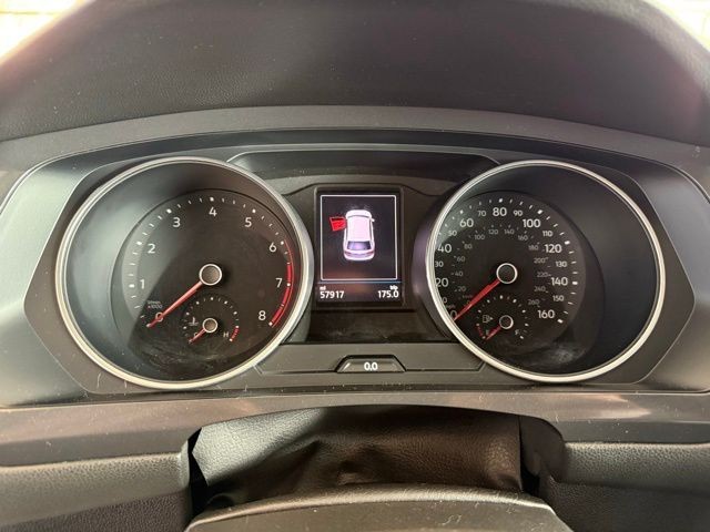 Volkswagen Tiguan Vehicle Full-screen Gallery Image 13