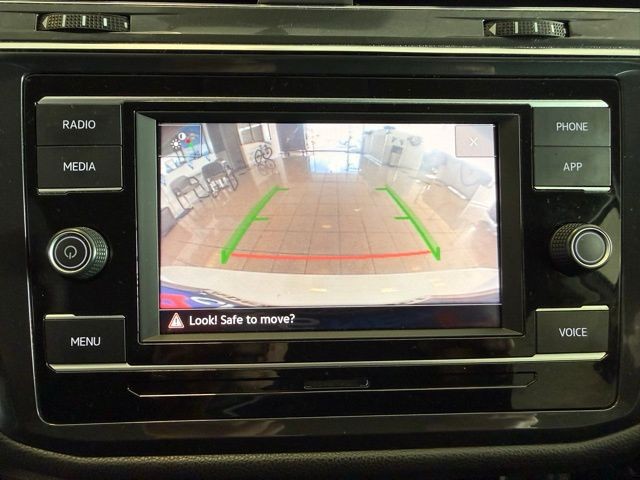 Volkswagen Tiguan Vehicle Full-screen Gallery Image 14