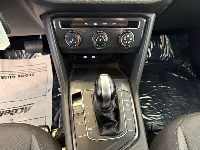 Volkswagen Tiguan Vehicle Full-screen Gallery Image 16