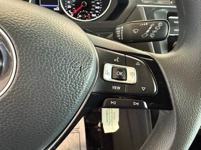 Volkswagen Tiguan Vehicle Full-screen Gallery Image 17