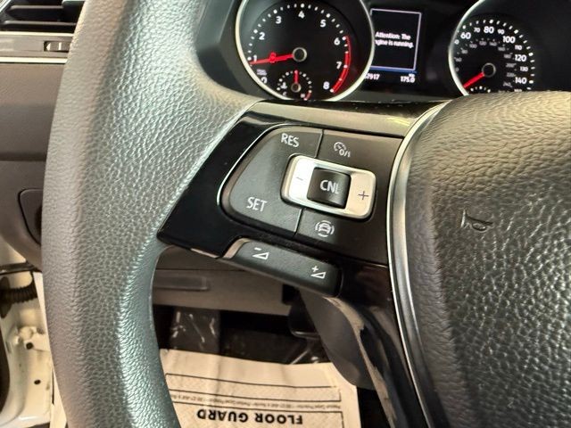 Volkswagen Tiguan Vehicle Full-screen Gallery Image 18