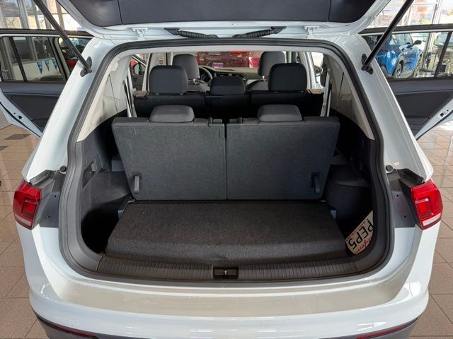 Volkswagen Tiguan Vehicle Full-screen Gallery Image 22