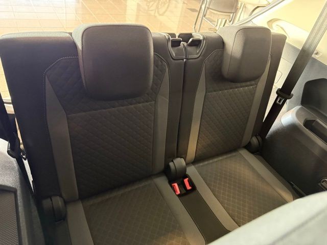 Volkswagen Tiguan Vehicle Full-screen Gallery Image 23