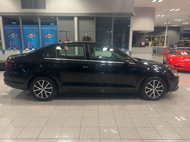 Volkswagen Jetta Vehicle Full-screen Gallery Image 03