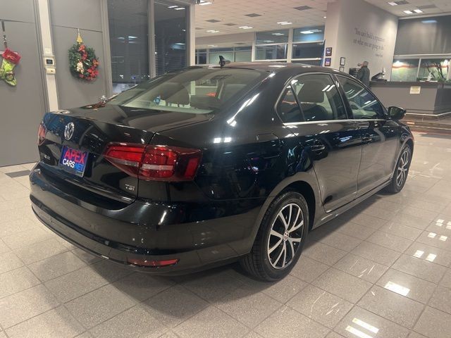 Volkswagen Jetta Vehicle Full-screen Gallery Image 04