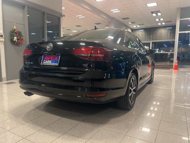 Volkswagen Jetta Vehicle Full-screen Gallery Image 06