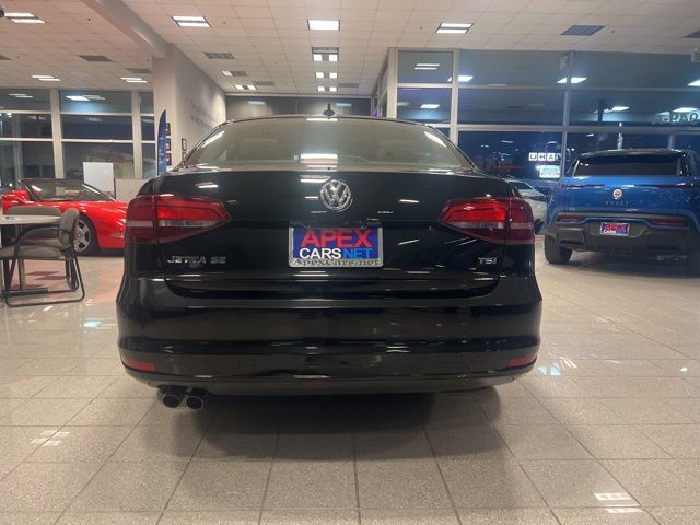 Volkswagen Jetta Vehicle Full-screen Gallery Image 07