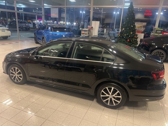 Volkswagen Jetta Vehicle Full-screen Gallery Image 11