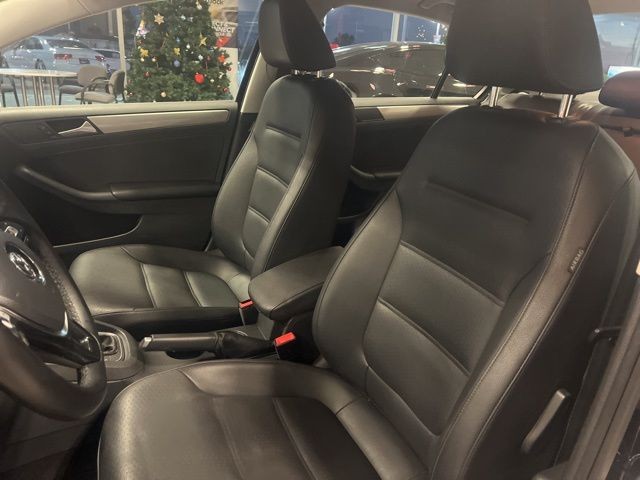 Volkswagen Jetta Vehicle Full-screen Gallery Image 17