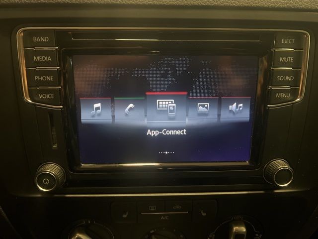 Volkswagen Jetta Vehicle Full-screen Gallery Image 23