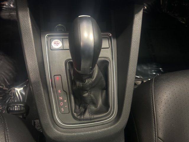 Volkswagen Jetta Vehicle Full-screen Gallery Image 25