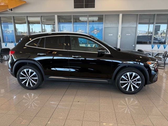 Mercedes-Benz GLA Vehicle Full-screen Gallery Image 02