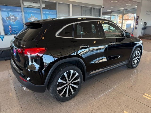 Mercedes-Benz GLA Vehicle Full-screen Gallery Image 03