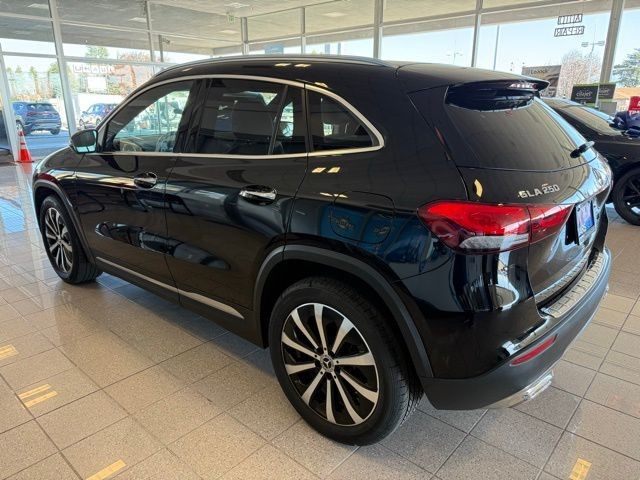 Mercedes-Benz GLA Vehicle Full-screen Gallery Image 05