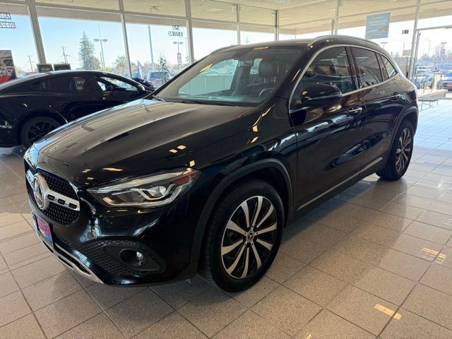 Mercedes-Benz GLA Vehicle Full-screen Gallery Image 06