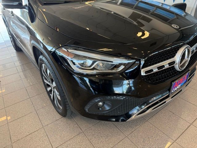 Mercedes-Benz GLA Vehicle Full-screen Gallery Image 08