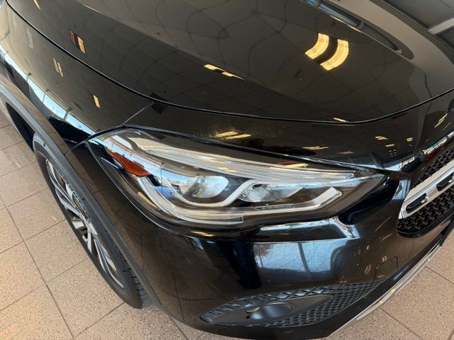 Mercedes-Benz GLA Vehicle Full-screen Gallery Image 09