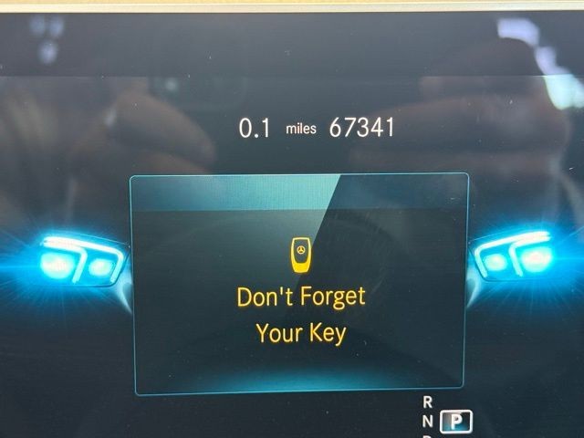 Mercedes-Benz GLA Vehicle Full-screen Gallery Image 12