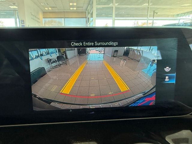 Mercedes-Benz GLA Vehicle Full-screen Gallery Image 14