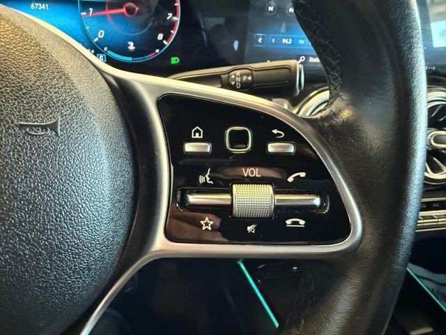 Mercedes-Benz GLA Vehicle Full-screen Gallery Image 17