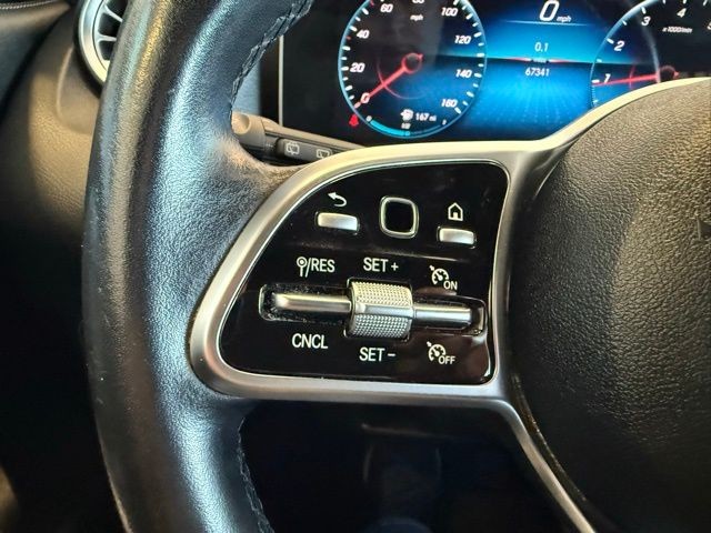 Mercedes-Benz GLA Vehicle Full-screen Gallery Image 18